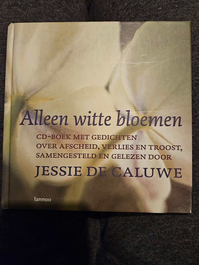 J. de Caluwe - Alleen witte bloemen BOEK + CD, Ophalen of Verzenden, J. de Caluwe
