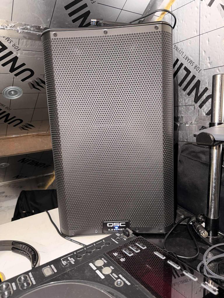 QSC k10.2, TV, Hi-fi & Vidéo, Comme neuf, Enlèvement, 120 watts ou plus, Haut-parleur central