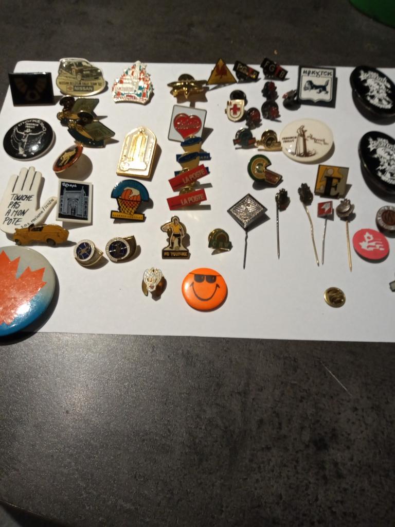 Lot de 51 pins divers