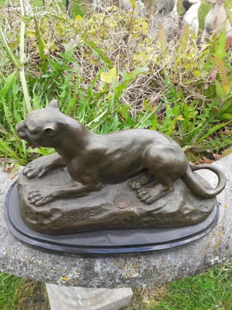Superbe panthère couchée en bronze signé sur socle marbre, Antiquités & Art, Enlèvement ou Envoi, Bronze