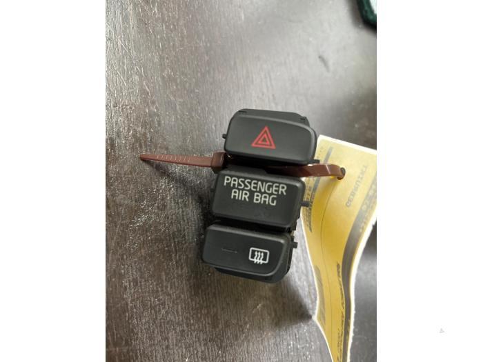 Commutateur éclairage d'urgence d'un Volkswagen UP, Volkswagen, -, 3 mois de garantie, Utilisé