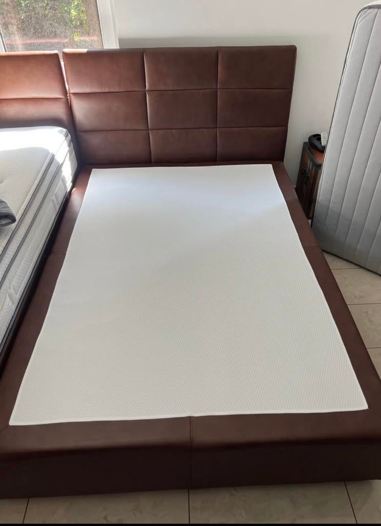 Lit Boxspring en cuir, Maison & Meubles, Chambre à coucher | Lits boxsprings, Enlèvement, Comme neuf, Brun