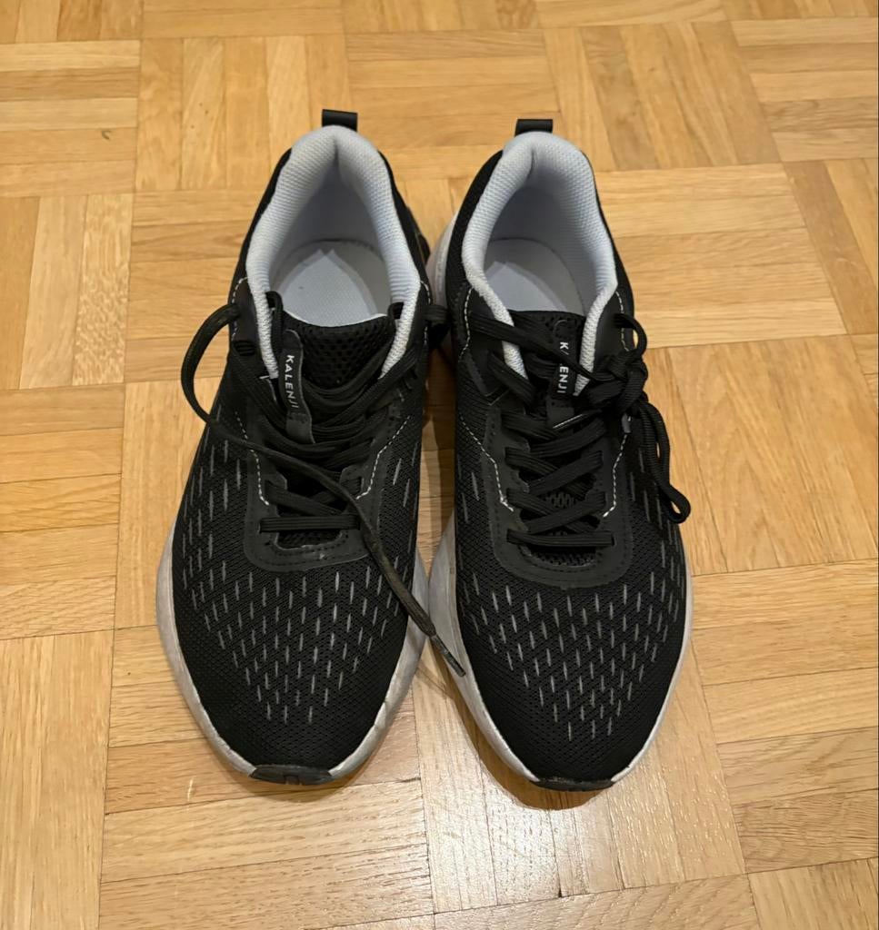 Zwarte sneakers, Sport en Fitness, Basketbal, Ophalen, Gebruikt, Schoenen