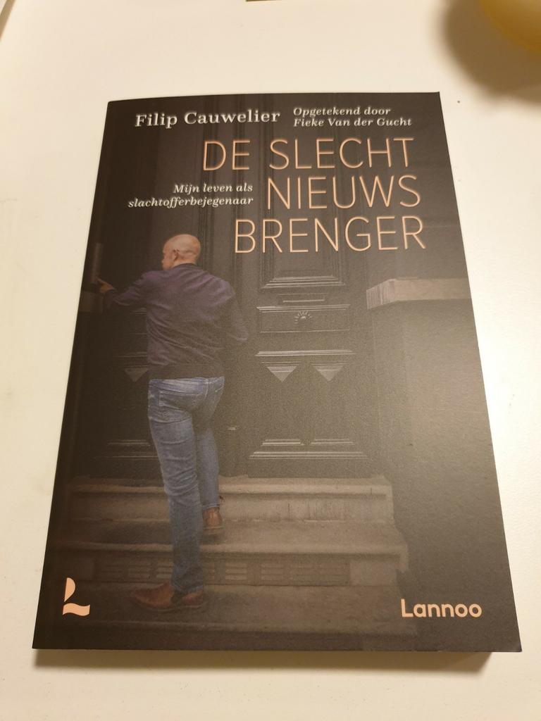 De slecht nieuws brenger : Cauwelier slachtofferbejegenaar, Ophalen of Verzenden, Zo goed als nieuw, Maatschappij en Samenleving