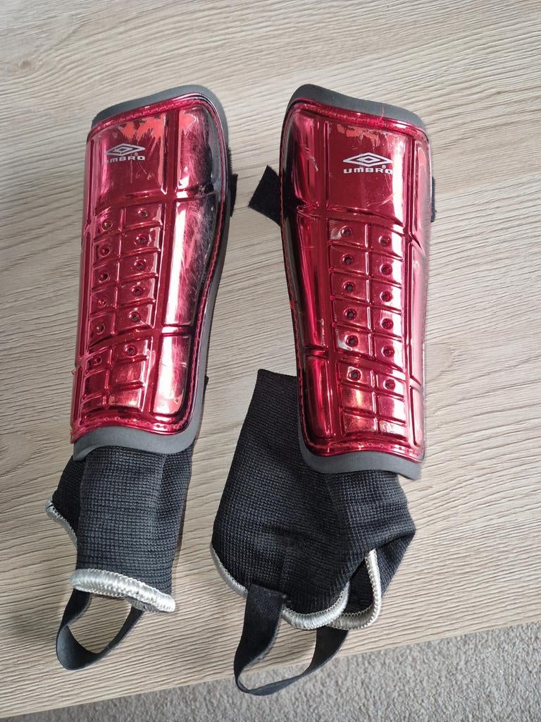 rode scheenbeschermers met voet - Umbro, Ophalen, Zo goed als nieuw