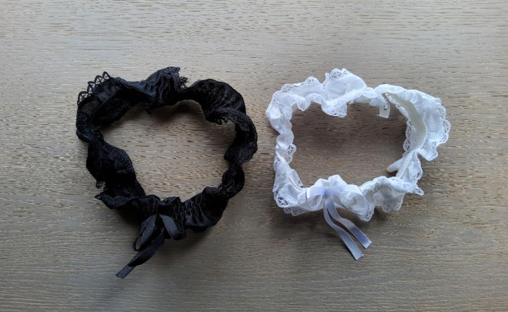 Jarretière, noire ou blanche, ou les deux ensemble, ANDERE, Envoi, Autres couleurs, Autres types