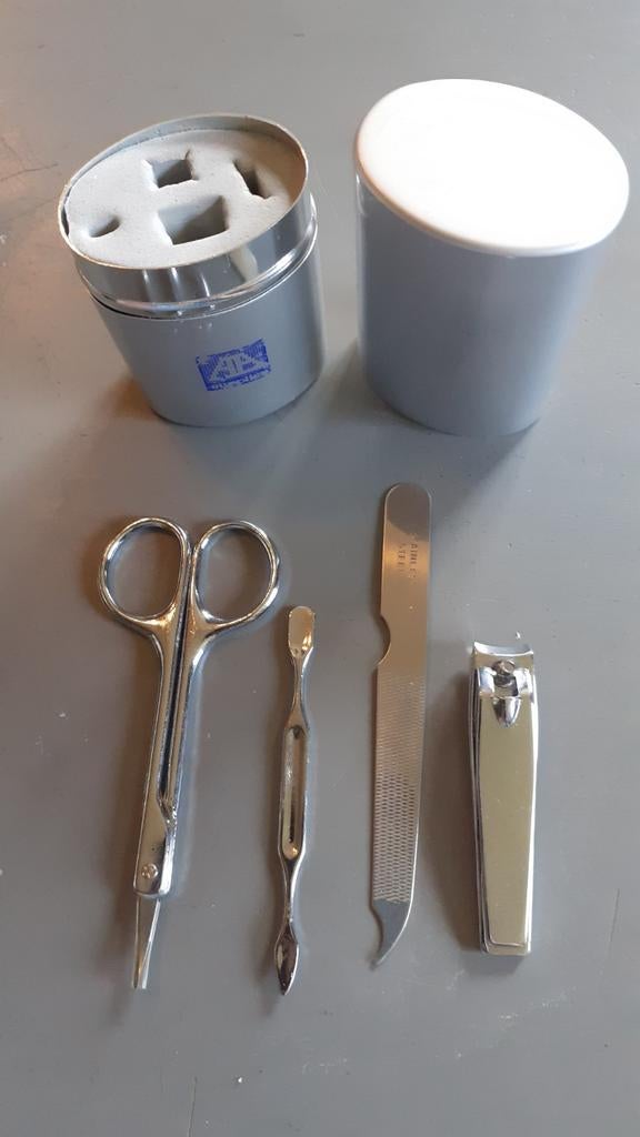 4 accessoires pour manucure avec boîtier de rangement, Enlèvement ou Envoi, Comme neuf