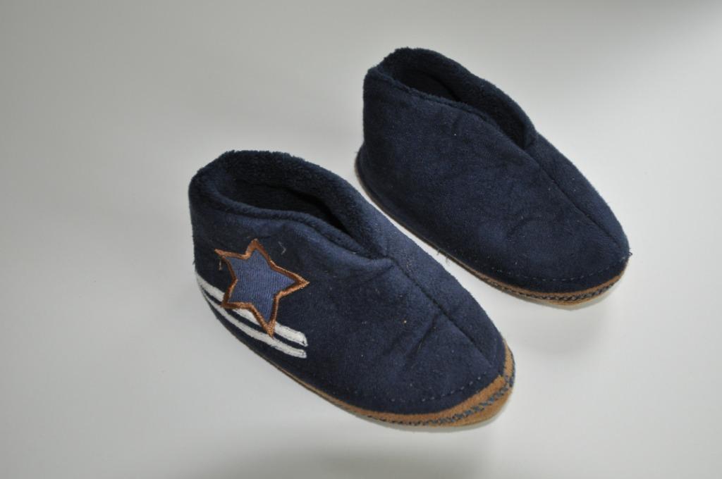Pantoffels in fleece voor jongens maat 24-25, Enlèvement ou Envoi, Utilisé, Garçon, Autres types