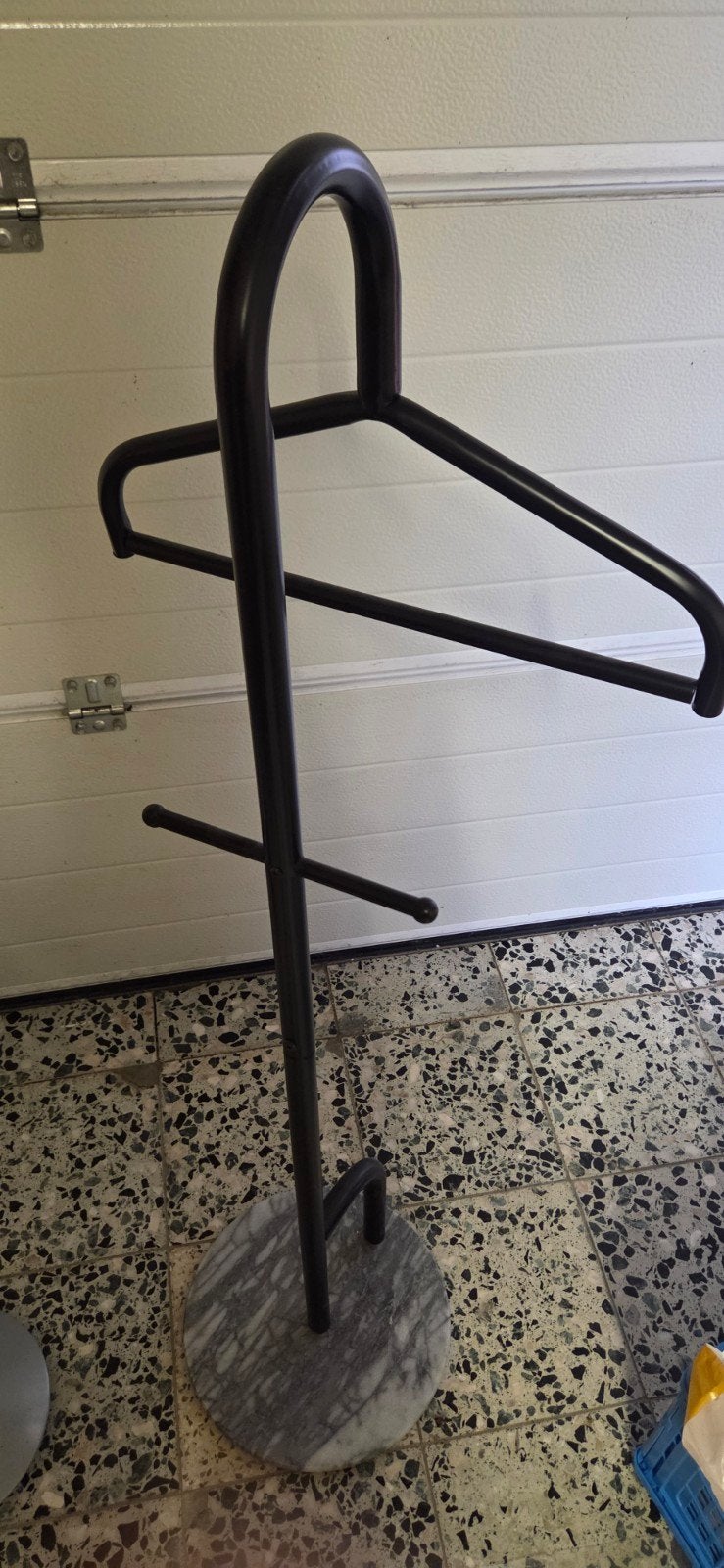 Moderne zwarte metalen dressboy met luxe marmeren voet, Ophalen