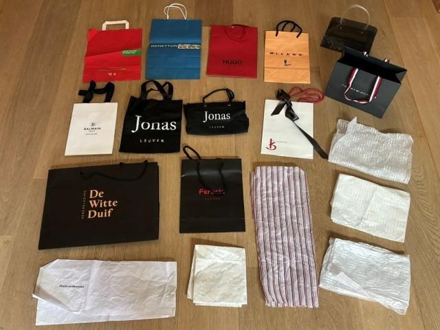 Supports en carton Tommy (+ papier cadeau), Benetton, Boss, Enlèvement ou Envoi, Utilisé, Ustensile