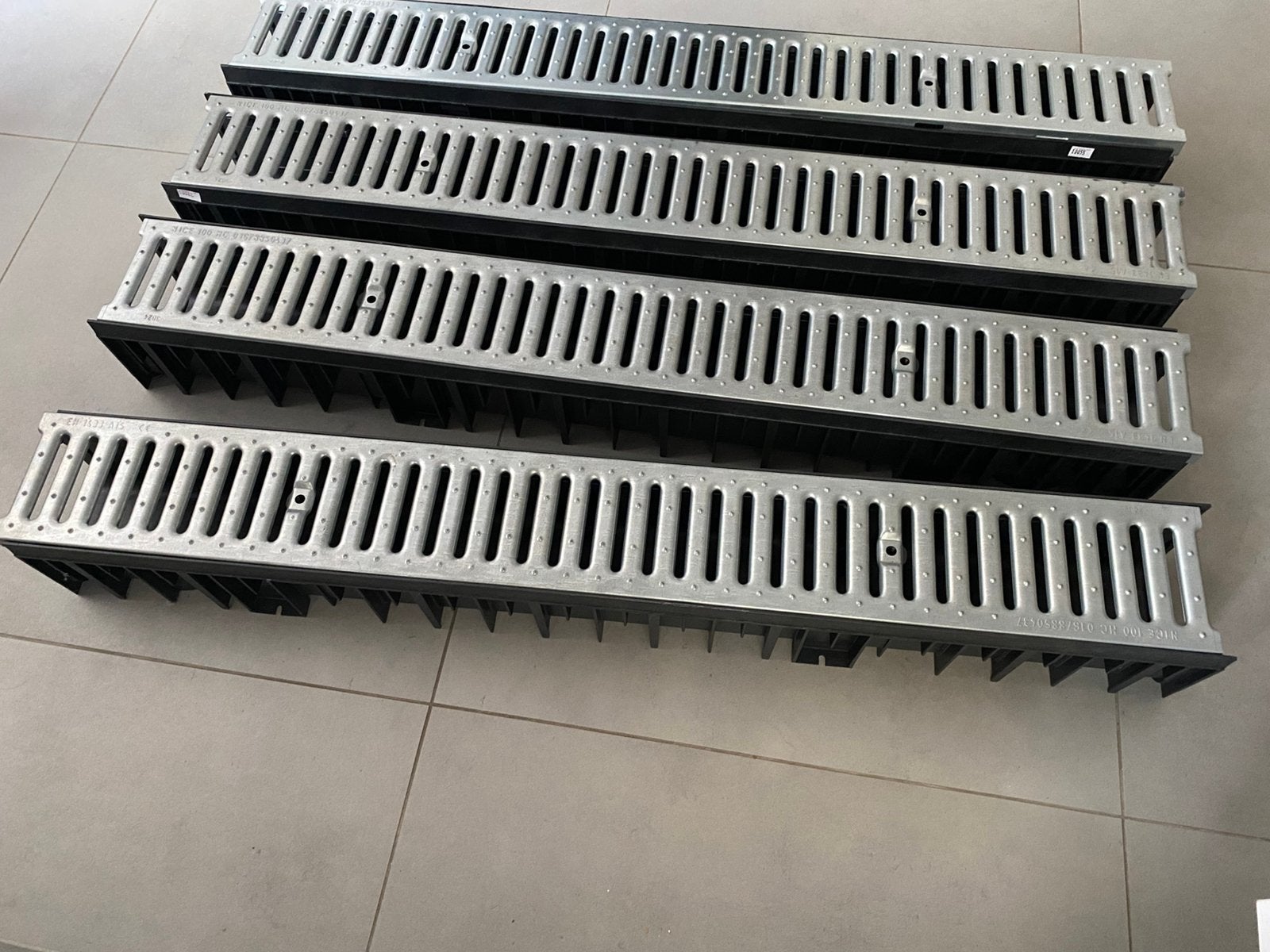 Afvoergeul + rooster PE+  GALVA 4 stuks, Doe-het-zelf en Bouw, Ophalen, Afvoer, PVC, Nieuw