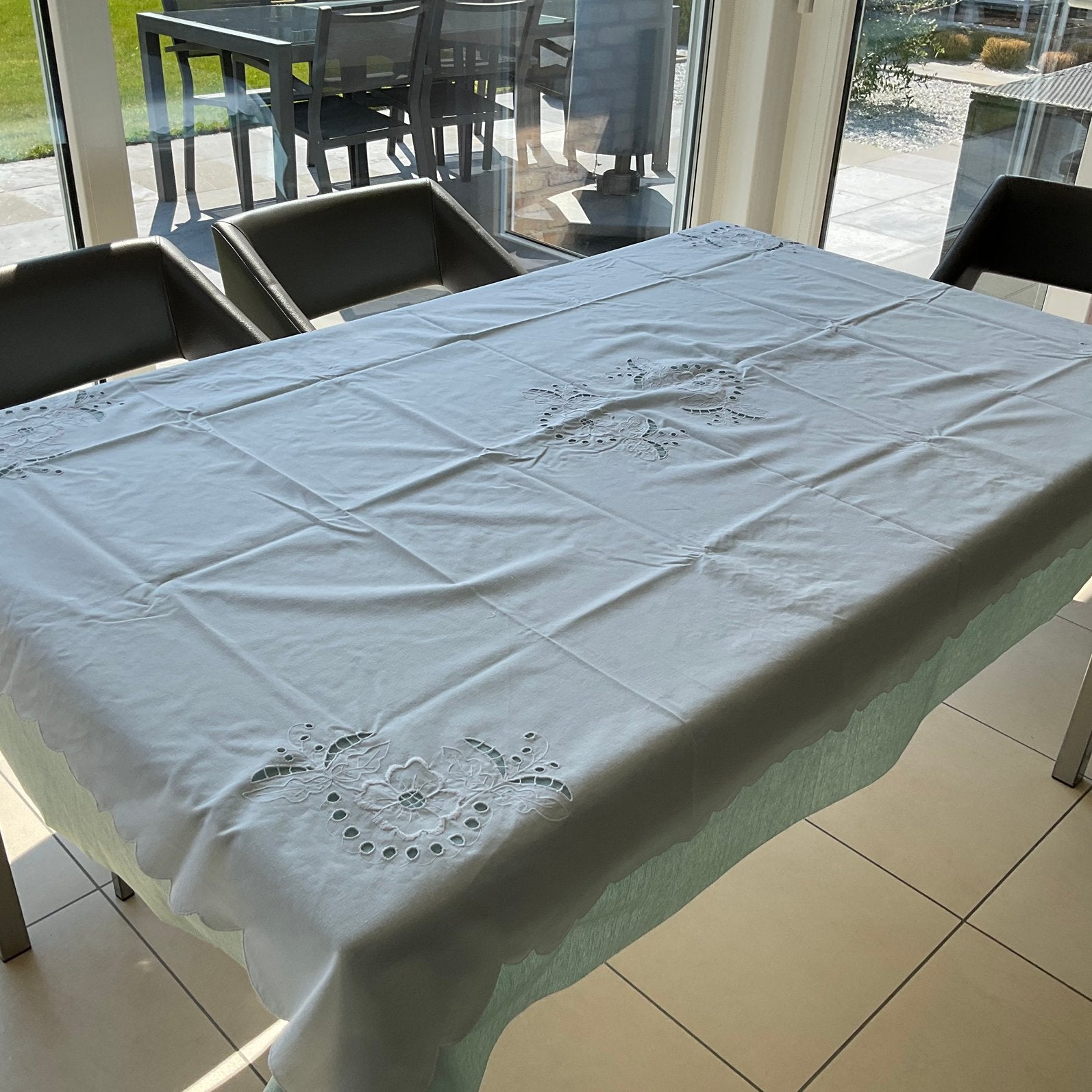 Nappe brodée, Maison & Meubles, Nappes, Enlèvement ou Envoi, Comme neuf, Rectangle, Intérieur