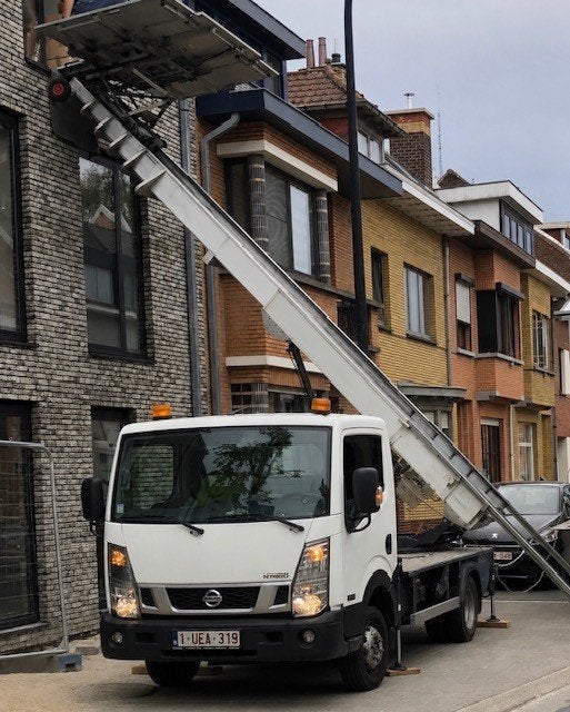 Verhuislift Bocker 27M op Nissan cabstar, Stof, Wit, Particulier, 2 deurs