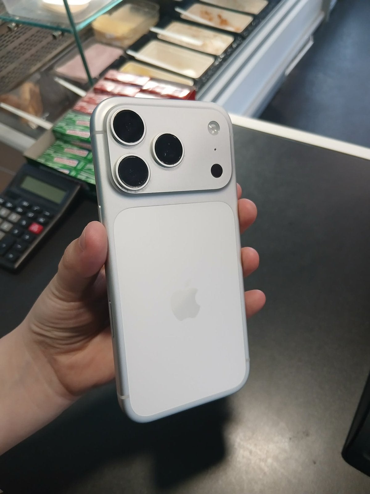 Iphone 17 pro, IPhone 17, Comme neuf, Enlèvement, Argent