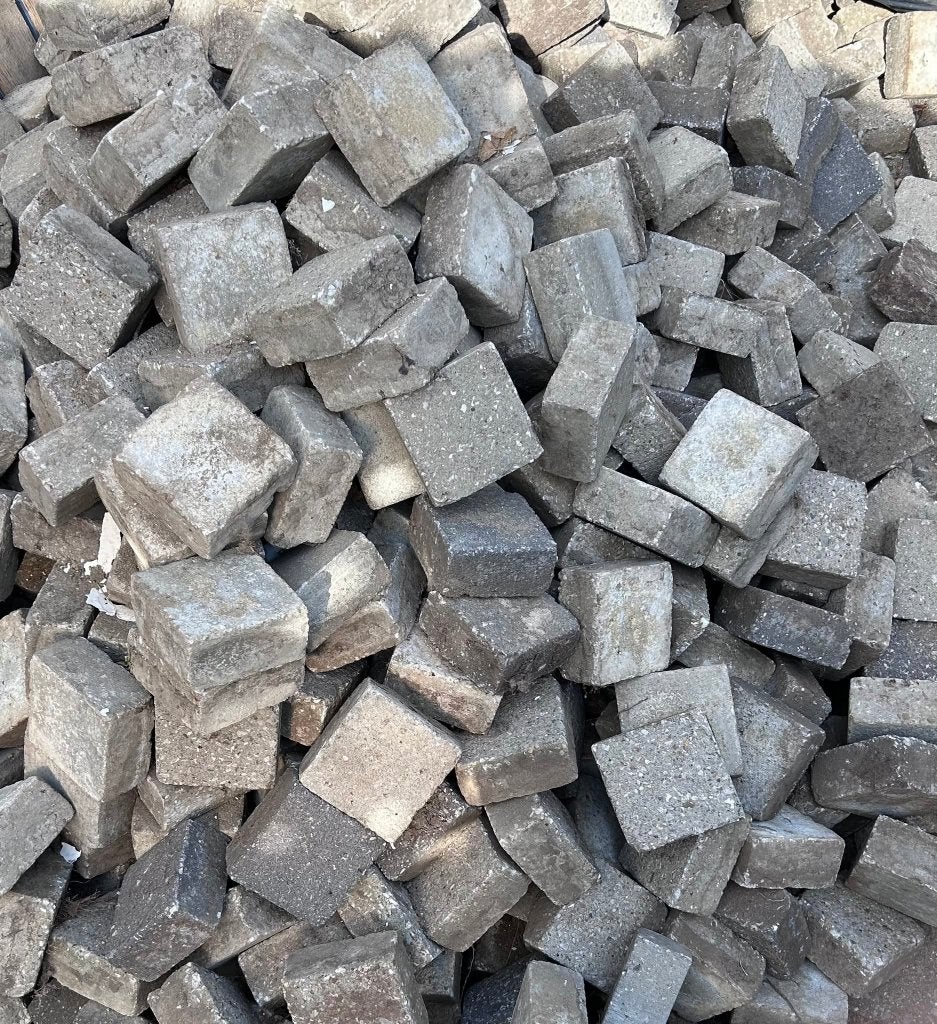 GRATIS: ca. 6 à 7 m² betonklinkers / kasseien (10x10 cm), Enlèvement