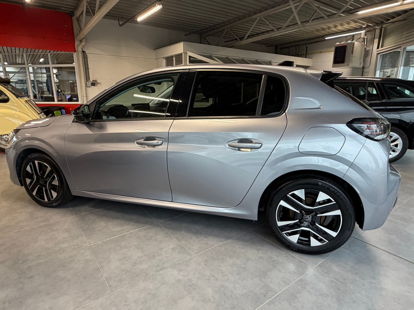 Peugeot 208 Allure 1.2 Turbo 100pk, Voorwielaandrijving, 116 g/km, Stof, 1199 cc