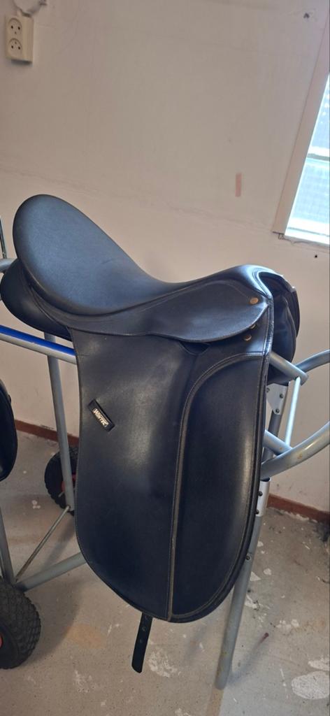 Wintec Wide dressuurzadel 18 inch, Animaux & Accessoires, Chevaux & Poneys | Selles, Enlèvement