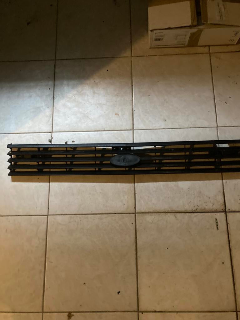 Nouvelle calandre pour une Ford Fiesta MK1, Enlèvement ou Envoi, Avant, Ford