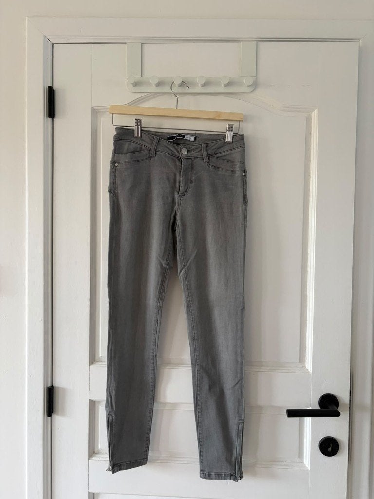 Jeansbroek Sportmax Code grijs Super Skinny Maat 26, Kleding | Dames, Ophalen of Verzenden, Sportmax, W27 (confectie 34) of kleiner