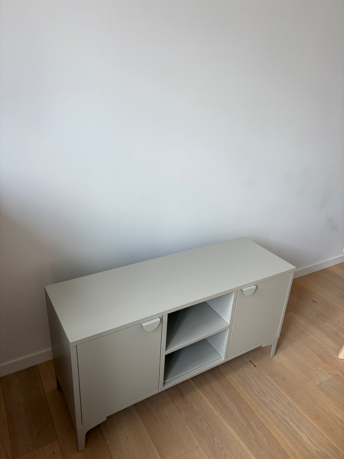 Grijze tv-meubel/ Lichtgrijze tv-meubel van Venture Home, Ophalen, Zo goed als nieuw, Metaal