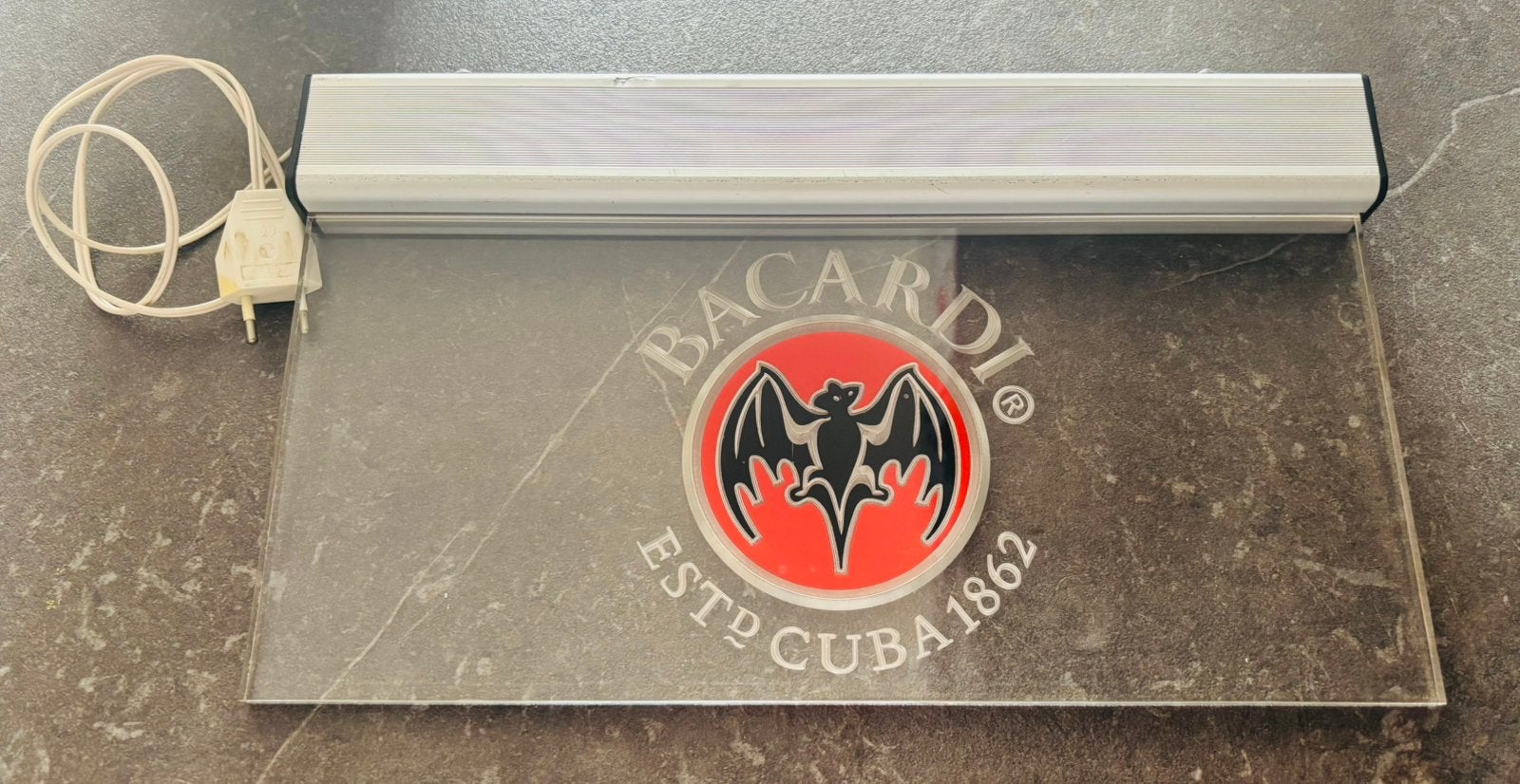 Bacardi LED-verlichting/ gegraveerd plexiglas bord, Verzamelen, Merken en Reclamevoorwerpen, Ophalen of Verzenden, Gebruikt, Lichtbak of (neon) lamp