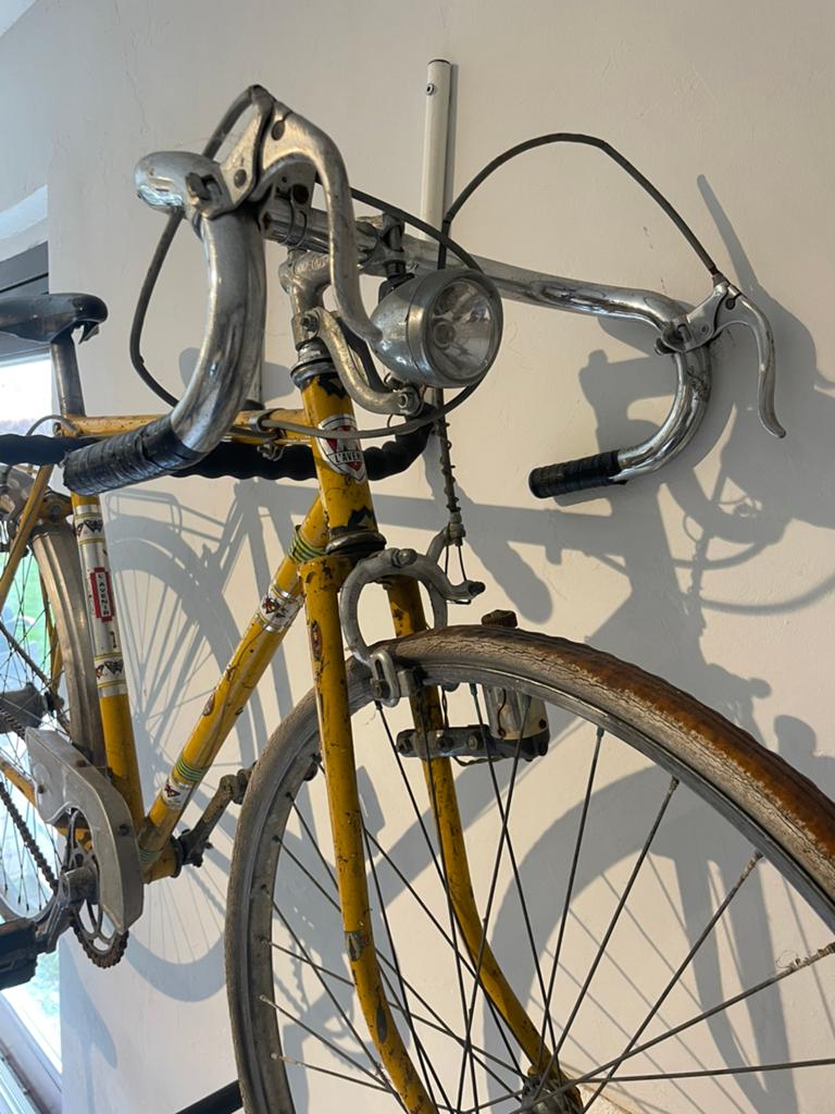 Retro hetenfiets ter decoratie mancave, Ophalen