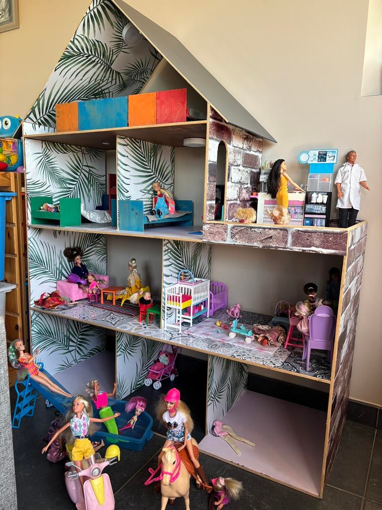 Groot barbiehuis met alle accessoires., Kinderen en Baby's, Speelgoed | Poppenhuizen, Gebruikt, Poppenhuis, Ophalen