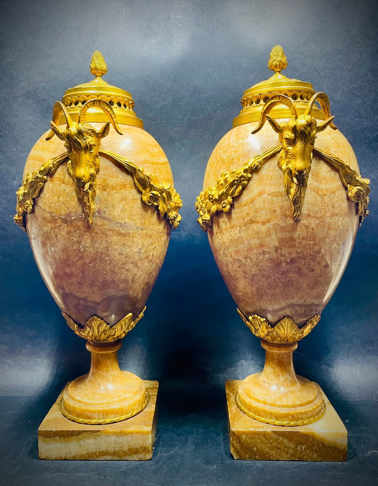 Antiek massief marmer urnen/Cassolettes vergulde ornamenten, Ophalen
