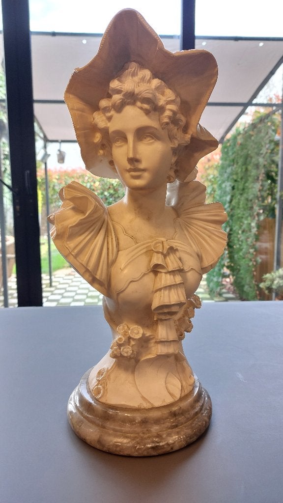 Buste d’élégante au chapeau, style art nouveau, signée, Antiquités & Art, Enlèvement, Femme, Autres matériaux, Blanc