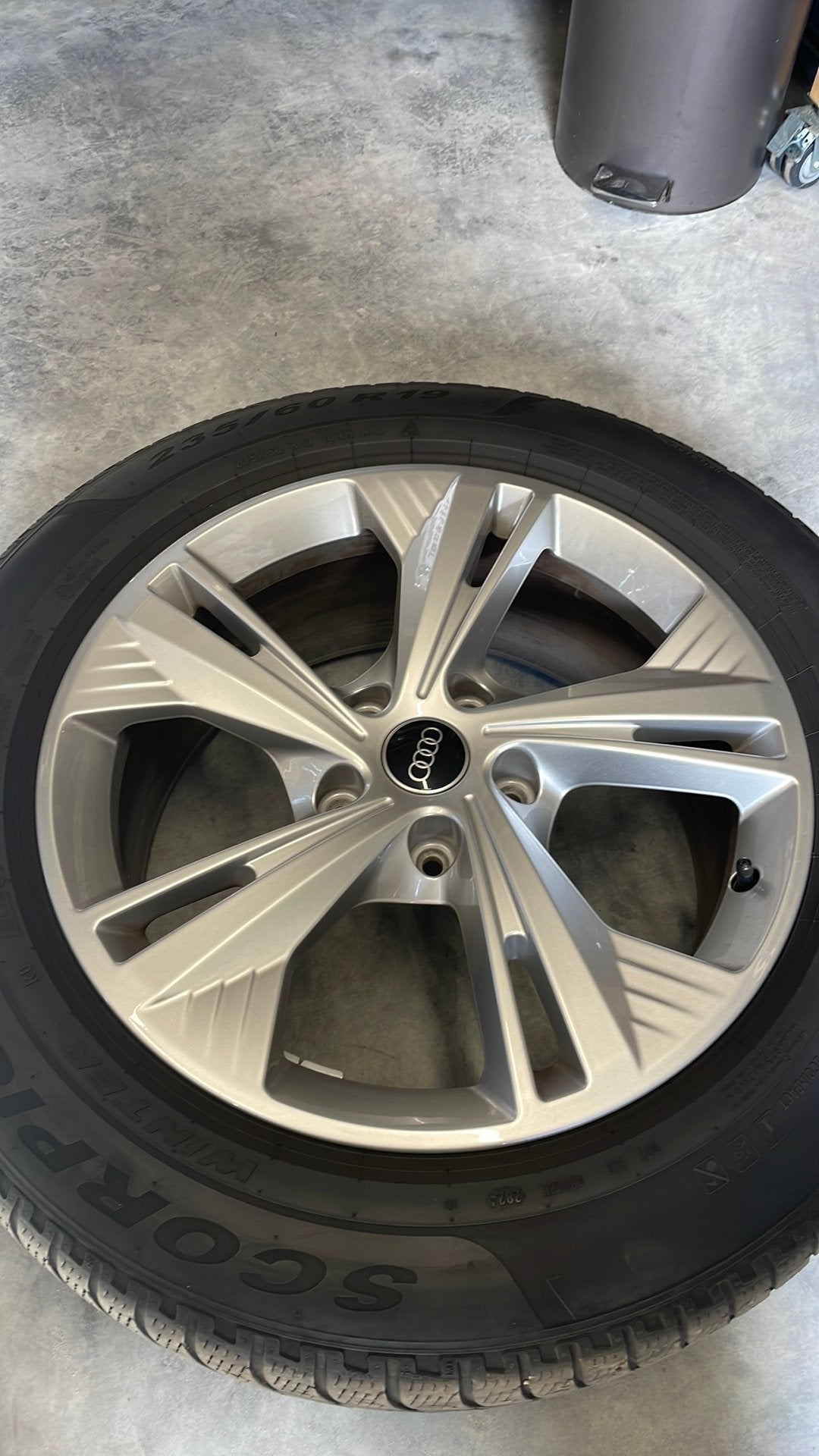 Audi-velgen met Pirelli winterbanden, Pneus hiver, Utilisé, Véhicule tout-terrain, Jante(s)