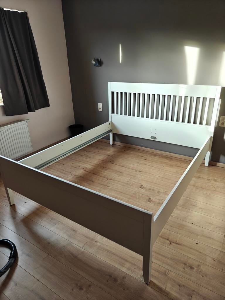 Ikea bed ( Idanis ), Enlèvement