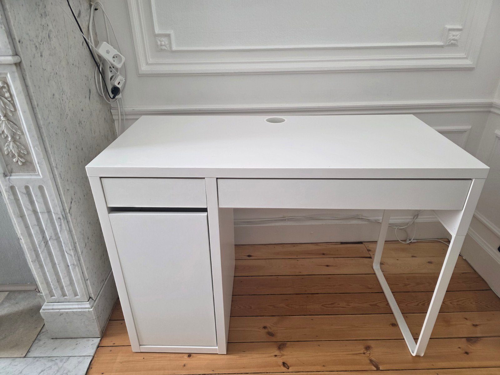 Bureau blanc, Enlèvement, Blanc