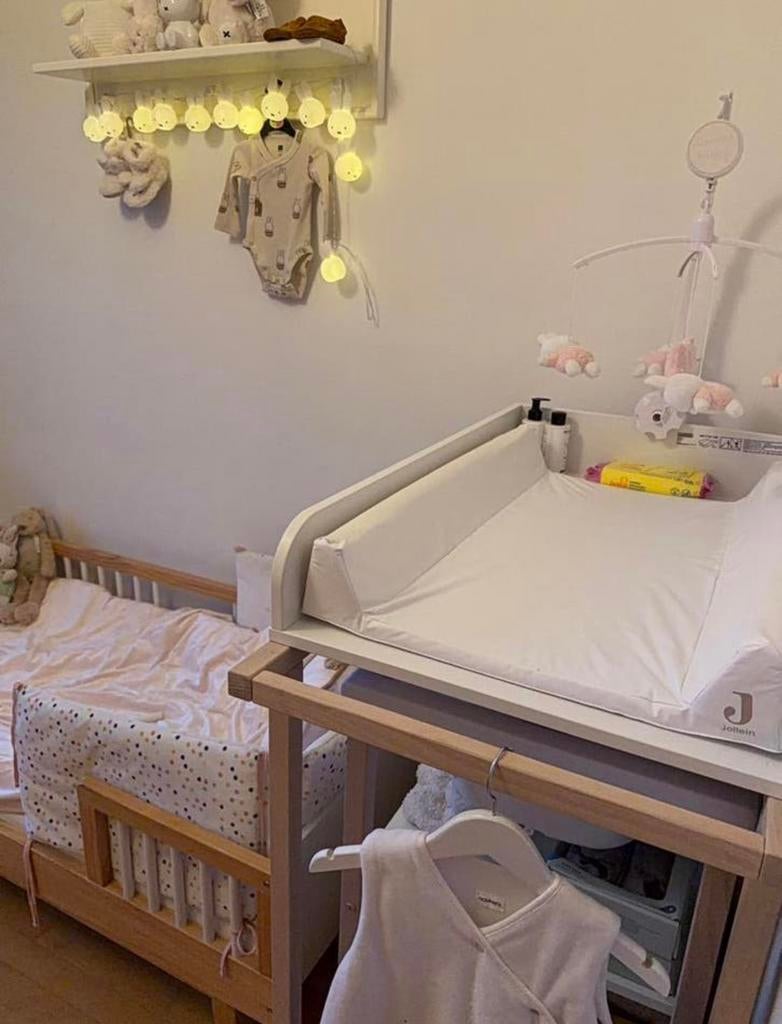 Verzorgingstafel - bad + wielen en kussen, Kinderen en Baby's, Ophalen of Verzenden, Zo goed als nieuw