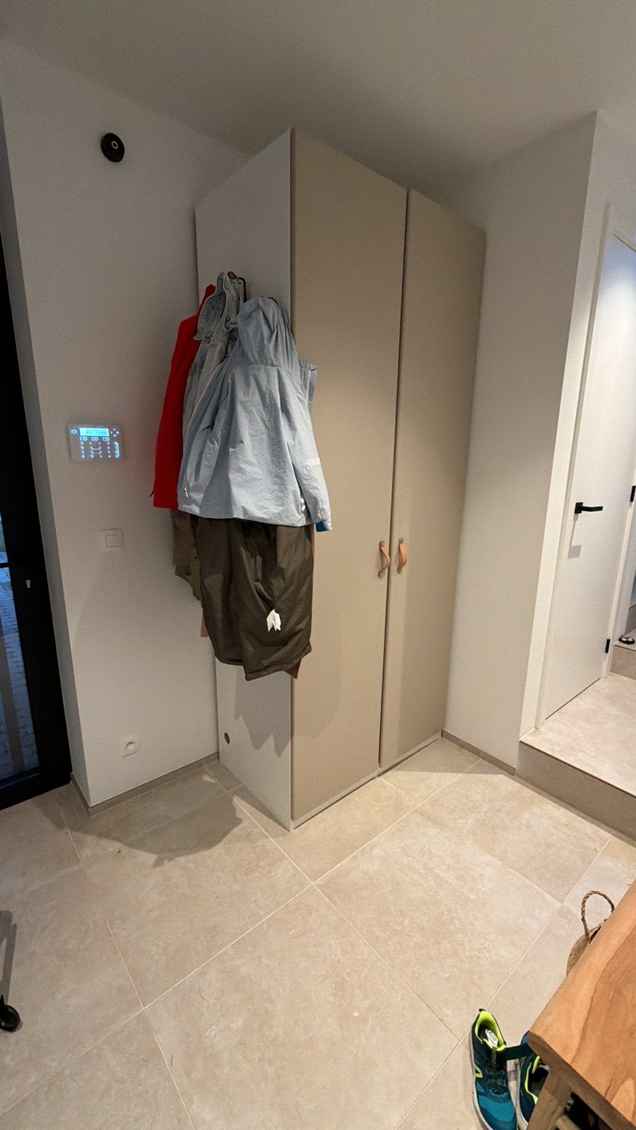 Armoire Pax, Enlèvement