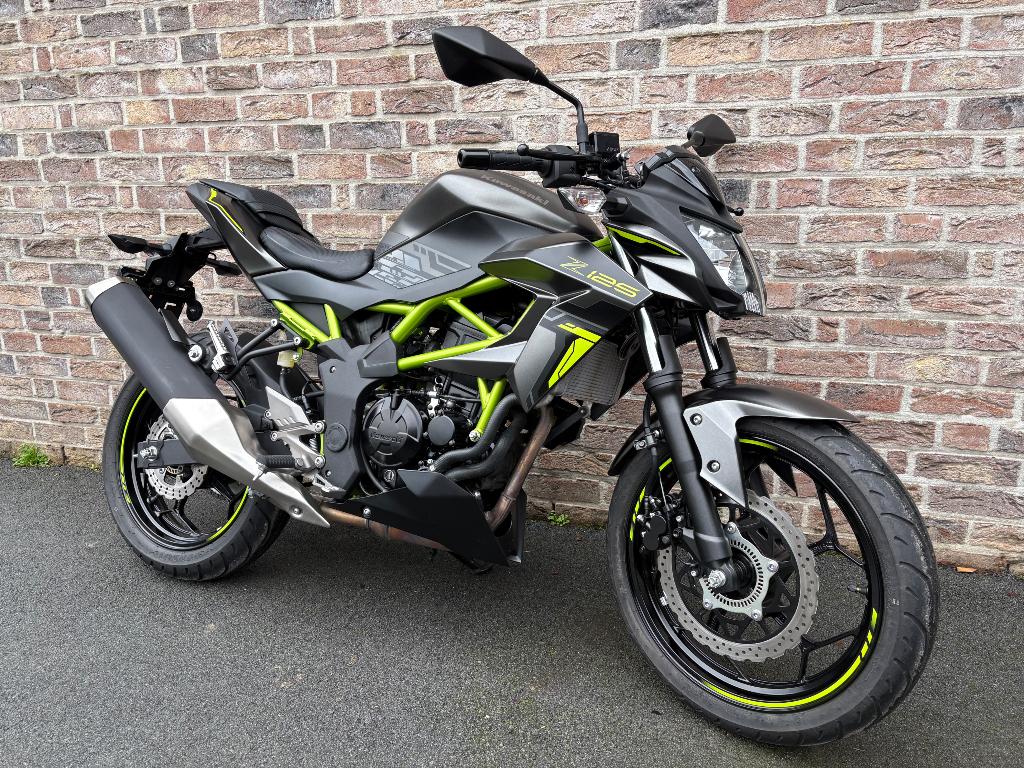 KAWASAKI Z125 2025 seulement 1300 km, Motos, Motos | Kawasaki, Particulier, Naked bike, jusqu'à 11 kW, 1 cylindre, Permis Moto A1 minimum