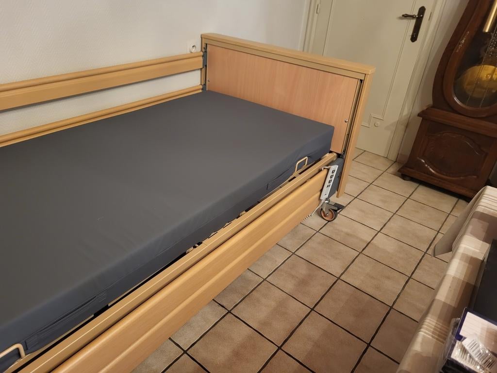 Ziekenhuis bed, Huis en Inrichting, Slaapkamer | Bedden, Ophalen
