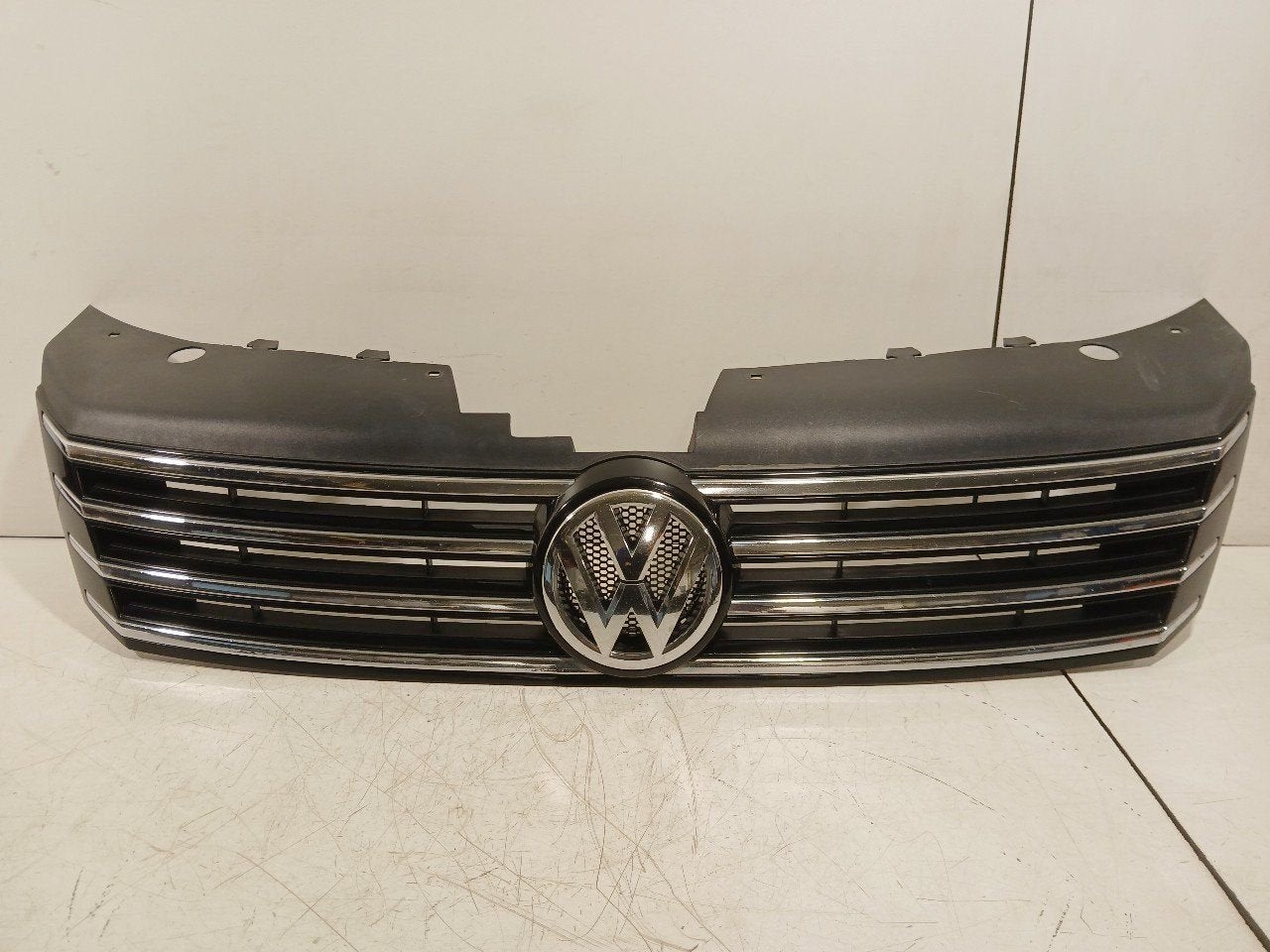 Grille Volkswagen Passat, Onderdelen@venauto.nl, Van der Ven Autorecycling B.V., Gebruikt, Ettenseweg 76, 4706 PB Roosendaal, The Netherlands