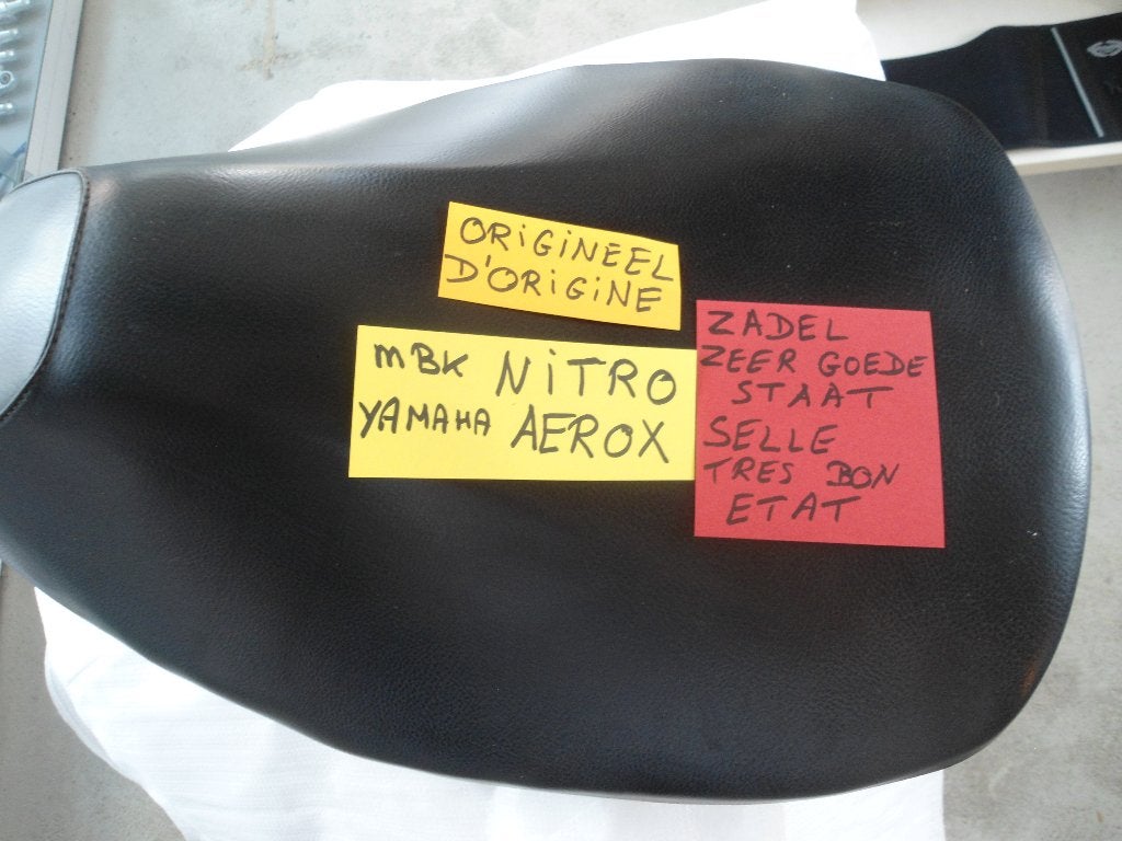 MBK nitro - Yamaha Aerox : selle d'origine, très bon état, Vélos & Vélomoteurs, Pièces de cyclomoteur | Scooters, Enlèvement, Comme neuf