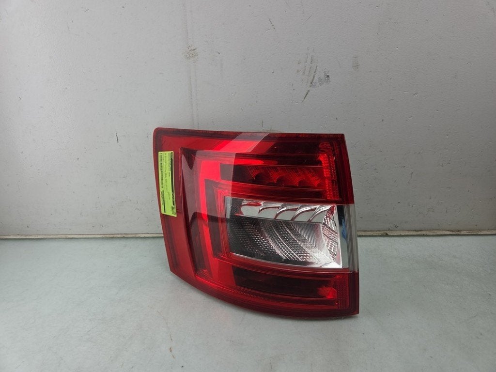 ACHTERLICHT LINKS Skoda Octavia Combi (5EAC), Gebruikt, Info@skoda-auto.de, Skoda, Max-Planck-Straße  3-5
64331  Weiterstadt, DE