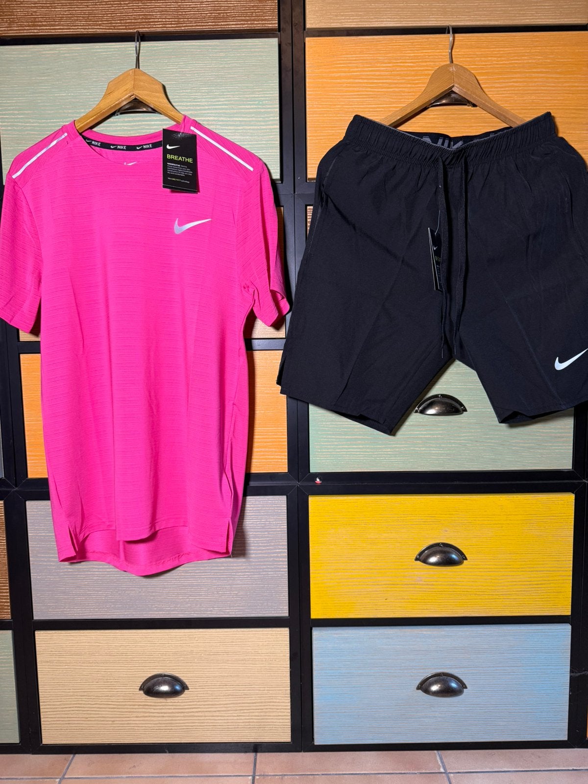 Nike heren — roze T-shirt + zwarte korte broek, Kleding | Heren, Ophalen of Verzenden, Nieuw, Maat 48/50 (M), Roze