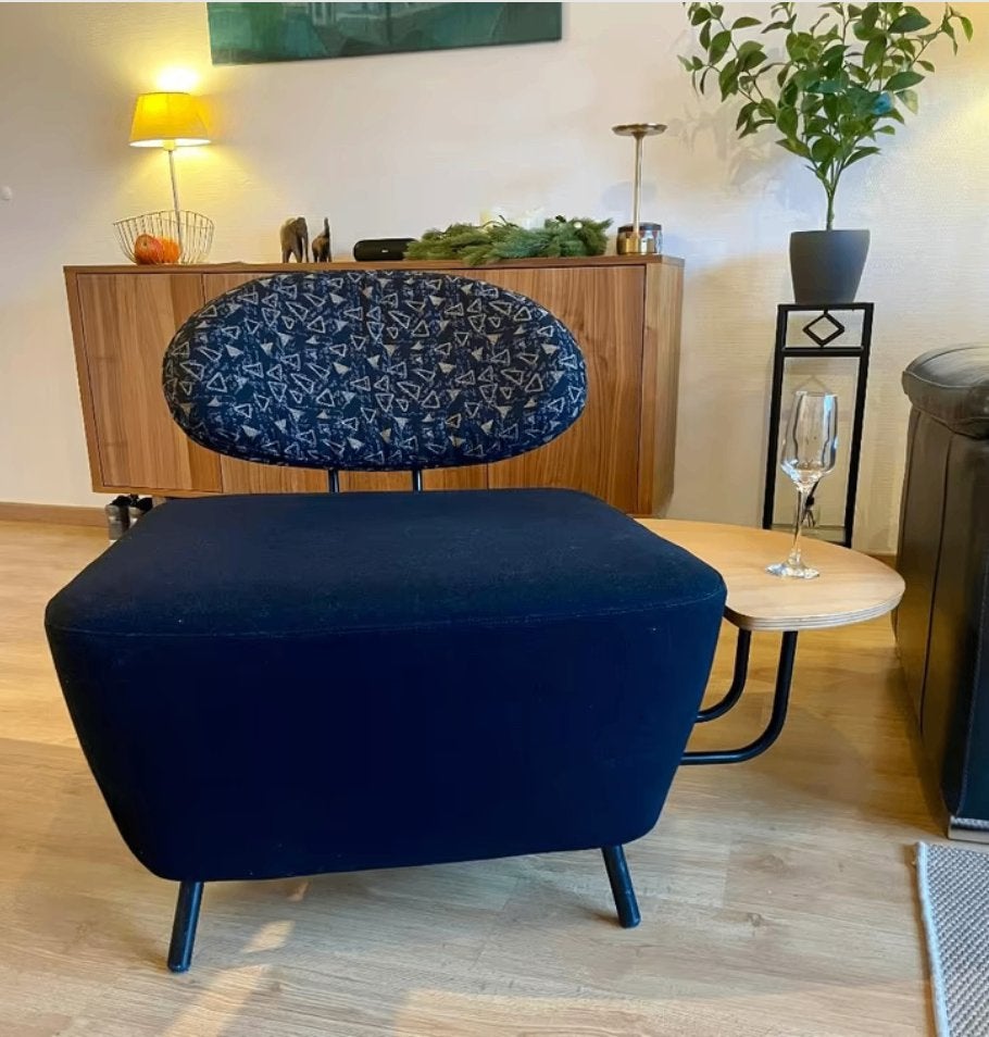 2 fauteuils design avec table d'appoint, Maison & Meubles, Fauteuils, Enlèvement, Comme neuf, Tissus, Design, blikvanger, comfortabel, neemt weinig plaats in