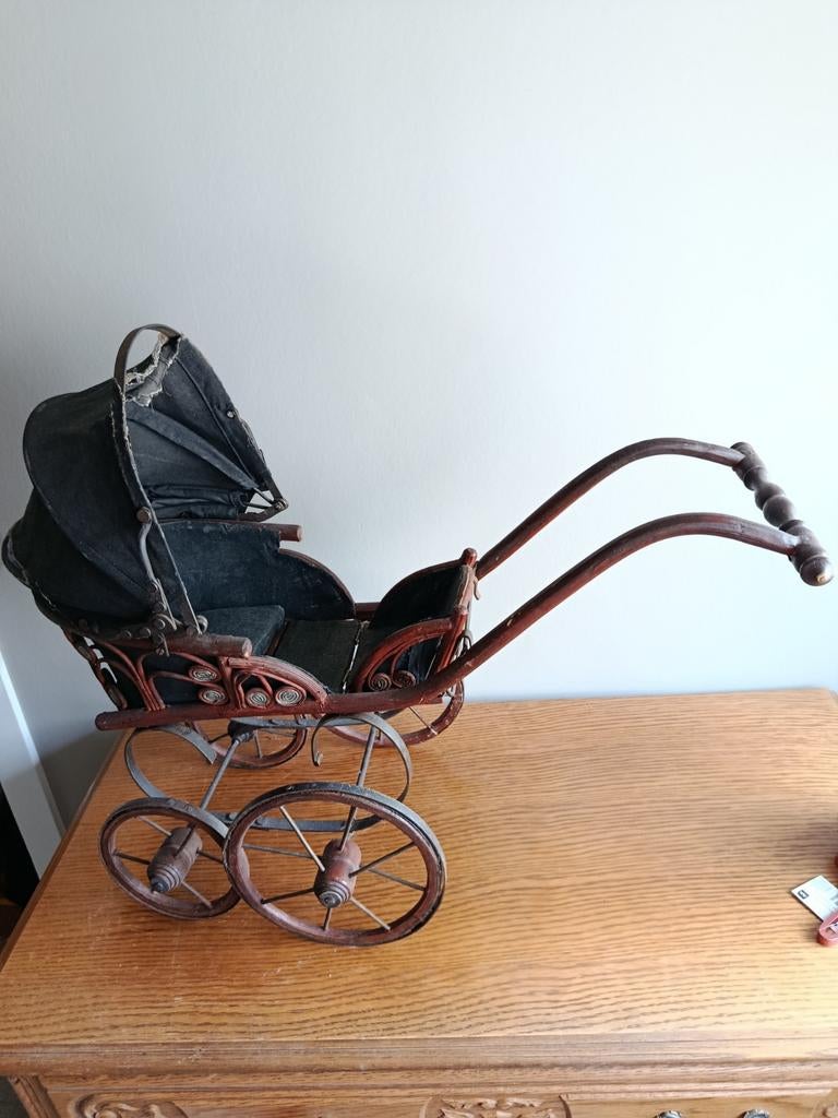 Très ancienne voiture de poupée, Enlèvement