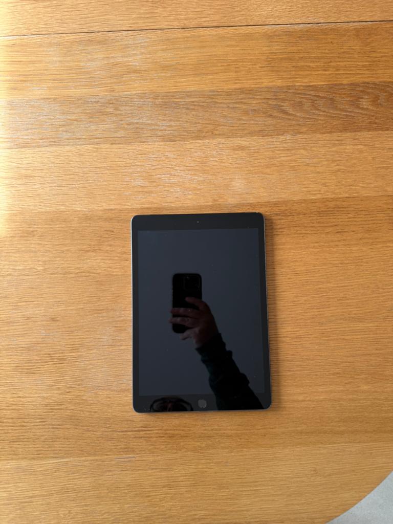 Ipad 8th gen 32GB wifi + cellular, Ophalen, Zo goed als nieuw