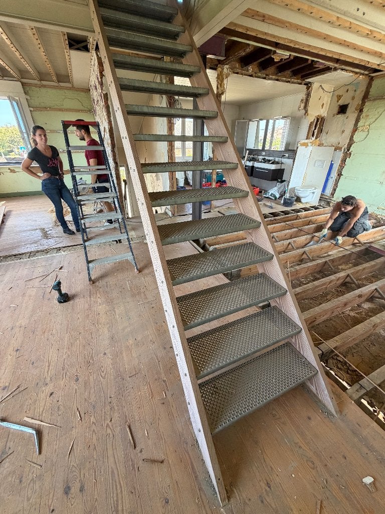 trap hout met metalen treden heel goede staat 450€, Ophalen, Zo goed als nieuw, Trap, 2 tot 4 meter