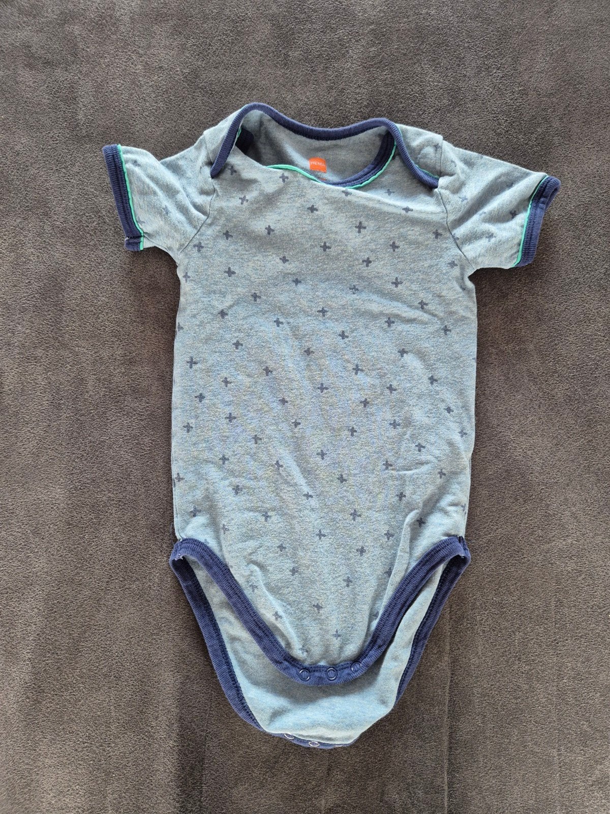 2 rompers met speels motief, eentje maat 68 en andere 86, Nacht- of Onderkleding, Jongetje of Meisje, Ophalen of Verzenden, Zo goed als nieuw