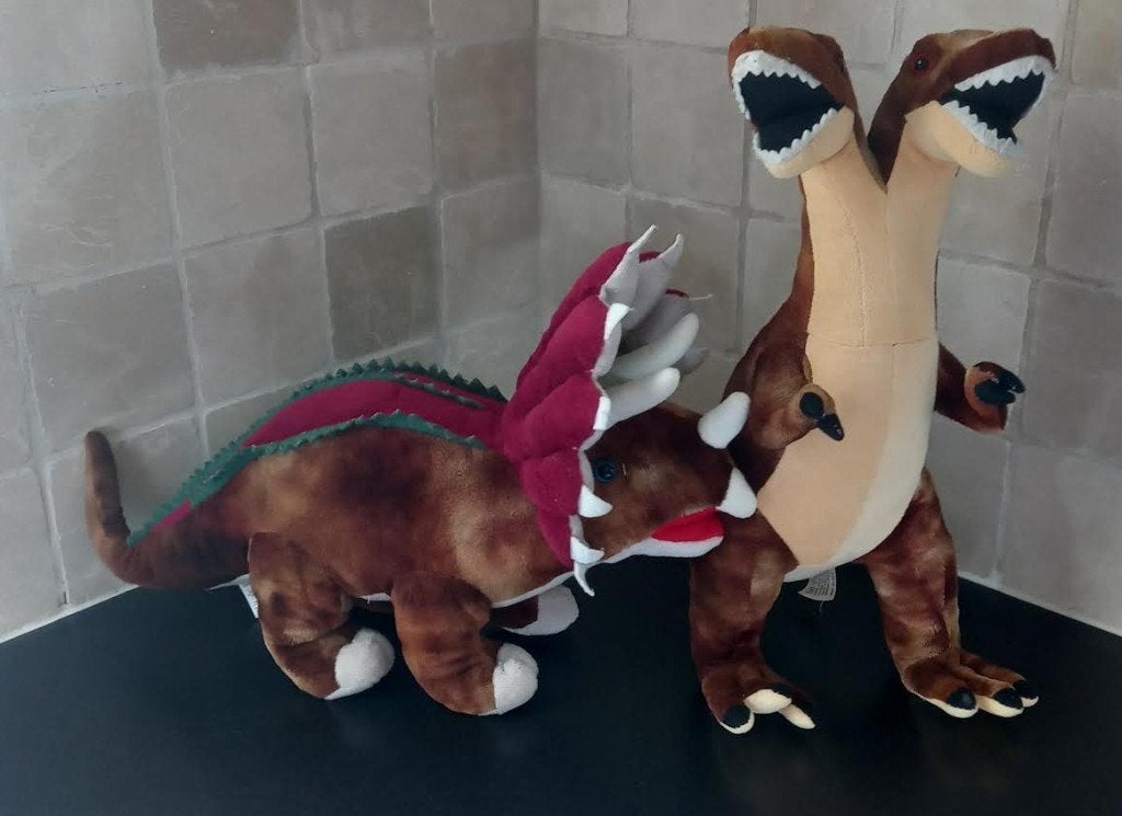 knuffel tweekoppige dinosaurus T-rex + Dino Triceratops, Ophalen of Verzenden, Zo goed als nieuw, Dinosaurus, Wasbaar