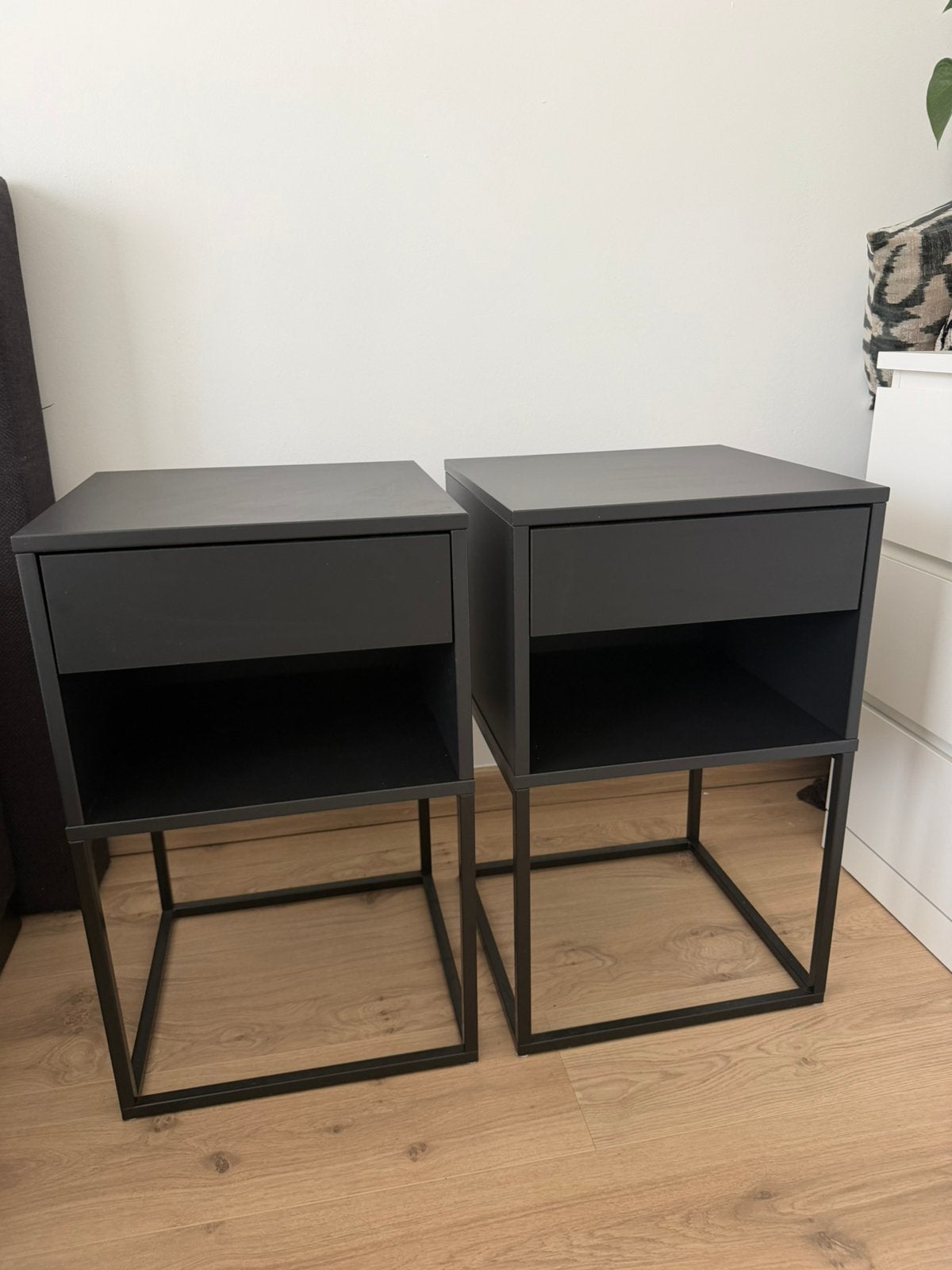 IKEA VIKHAMMER nachtkast zwart, Huis en Inrichting, Ophalen, Zo goed als nieuw