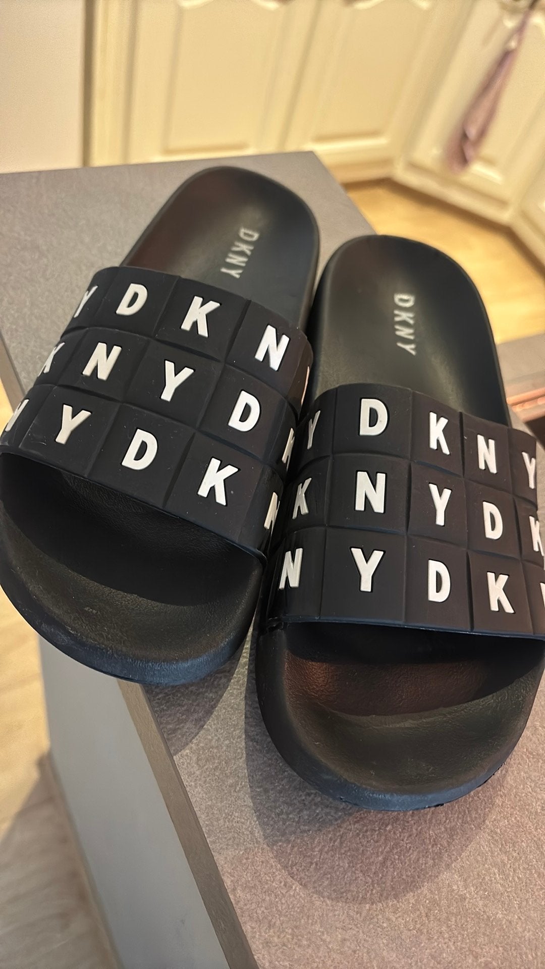 DKNY black slippers 38-39, Vêtements | Femmes, Enlèvement, Sandales de bain