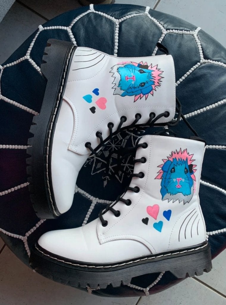 Unique boots with guinea pig design (size 40), Wit, Lage of Enkellaarzen, Nieuw, Ophalen of Verzenden