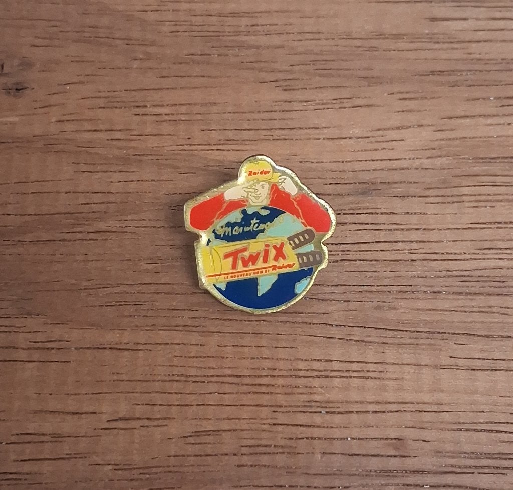 PIN - TWIX - RAIDER - CHOCOLADE - CHOCOLAT, Envoi, Utilisé, Marque, Insigne ou Pin's
